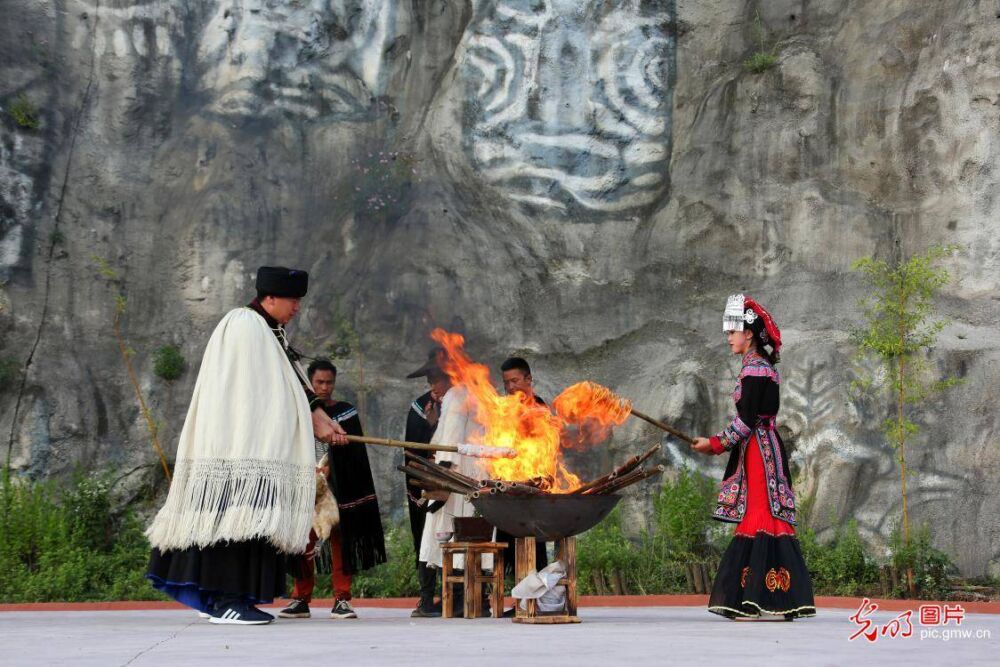 彝族同胞欢度“火把节”