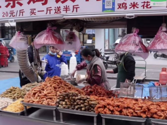 97年小哥义乌夜市卖小吃，进价8毛卖20元一斤，一天净赚3000多元