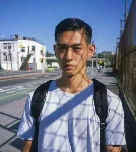 飞机头发型适合什么脸型？男生头发较厚可以留背头吗？