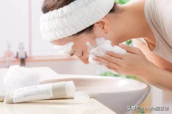 夏日洗脸选择洁面皂好还是洗面奶好呢？洁面皂可以天天使用么？