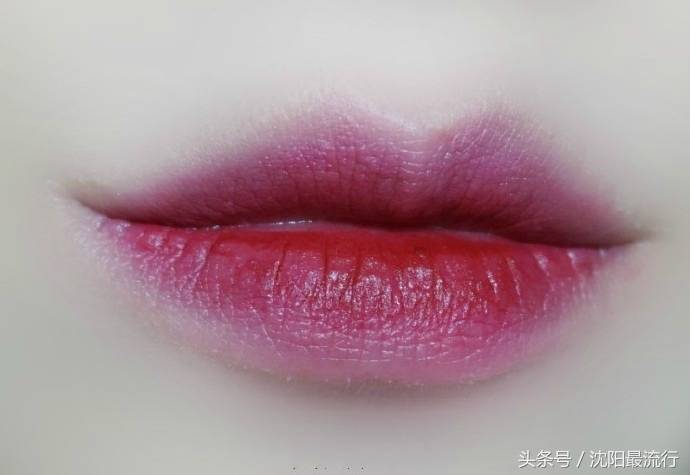 Armani阿玛尼丝绒唇釉406，高贵冷艳的酒红色