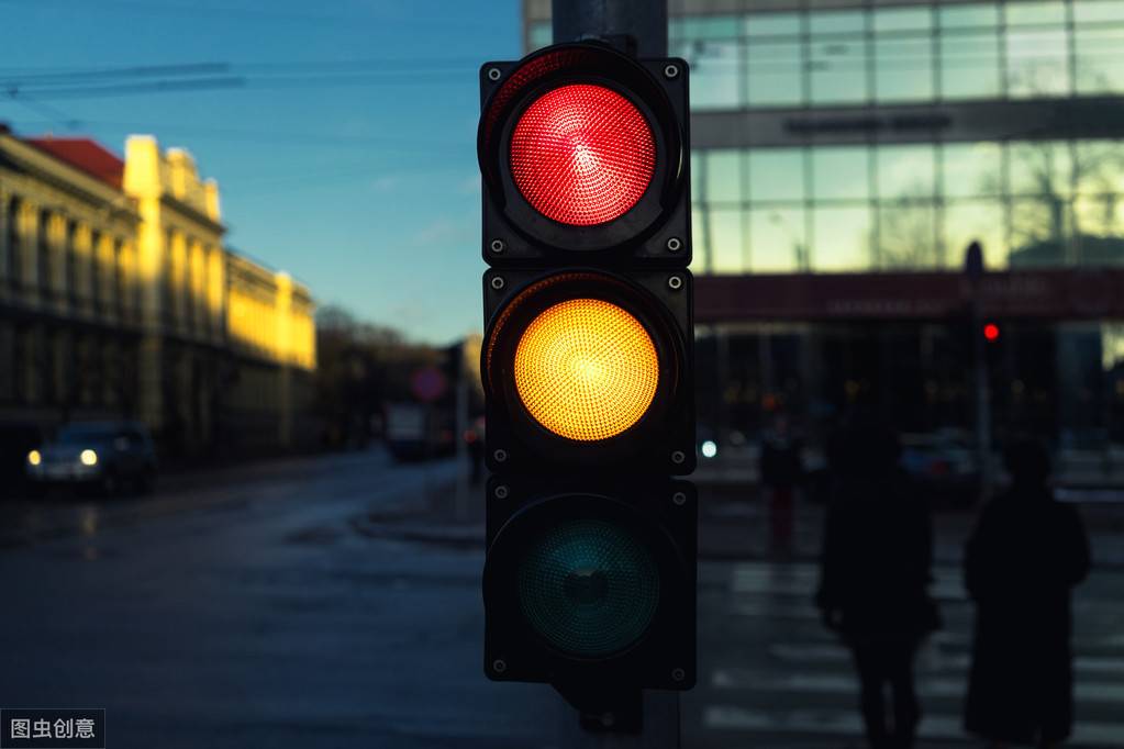 6种闯红灯的情况你应该知道：3秒黄灯过去算闯红灯吗？