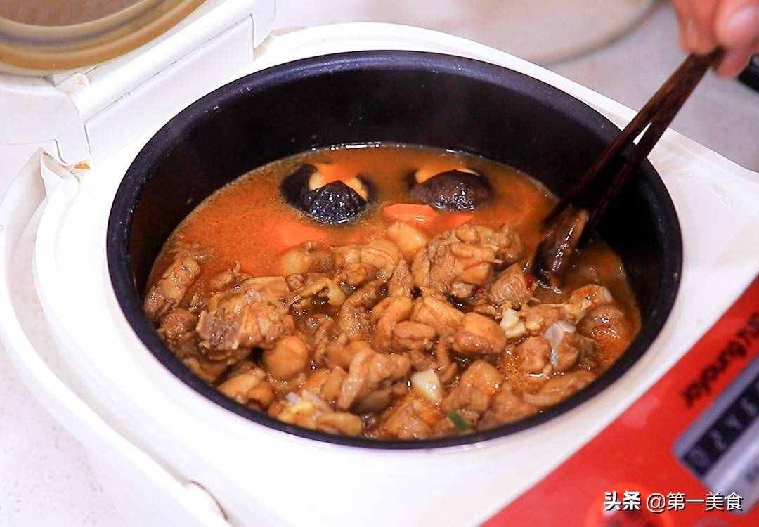 大厨分享黄焖鸡米饭新吃法，米饭和鸡肉一块焖，在家做出餐馆味道