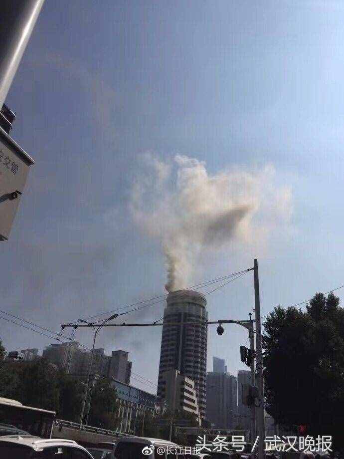 汉口一酒店25楼突发火灾 餐厅烟道起火 幸无人员伤亡！