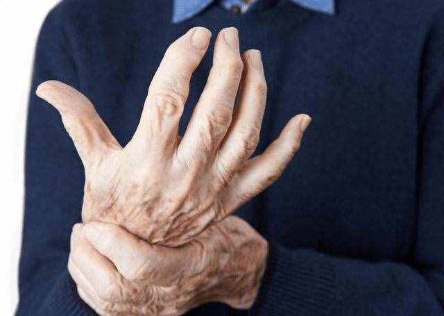 手抖到底是什么原因？可能是某些疾病来临前的征兆