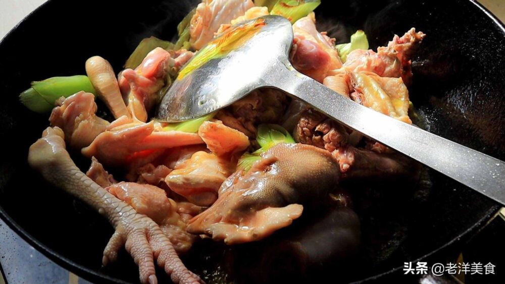 东北名菜小鸡炖蘑菇的真正做法，汤汁鲜美，肉质软嫩