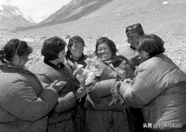 登顶珠穆朗玛峰有多难，没钱别考虑，还要克服三大难关