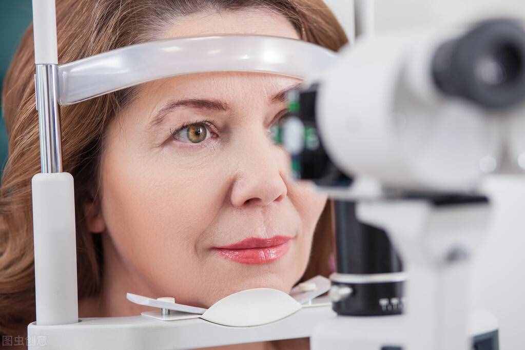 视网膜脱落有失明风险？注意，出现这4种异常要警惕是视网膜脱落