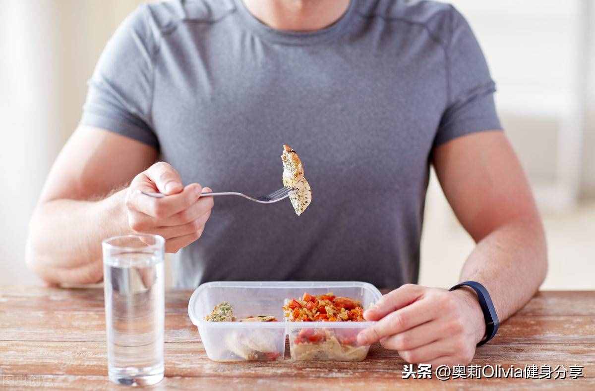 健身完能吃饭吗？我练完吃饭不就白练了吗？教练表示：脑洞清奇