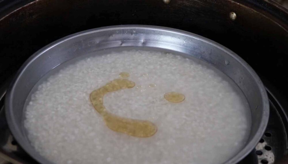 看看五星级大厨蒸米饭，用冷水就错了，这技术太厉害了，粒粒分明