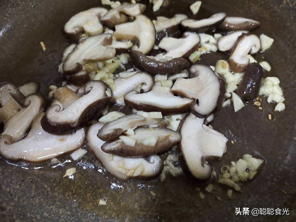 炒香菇时，这关键两步不能省，做对了，香菇鲜香好吃没异味