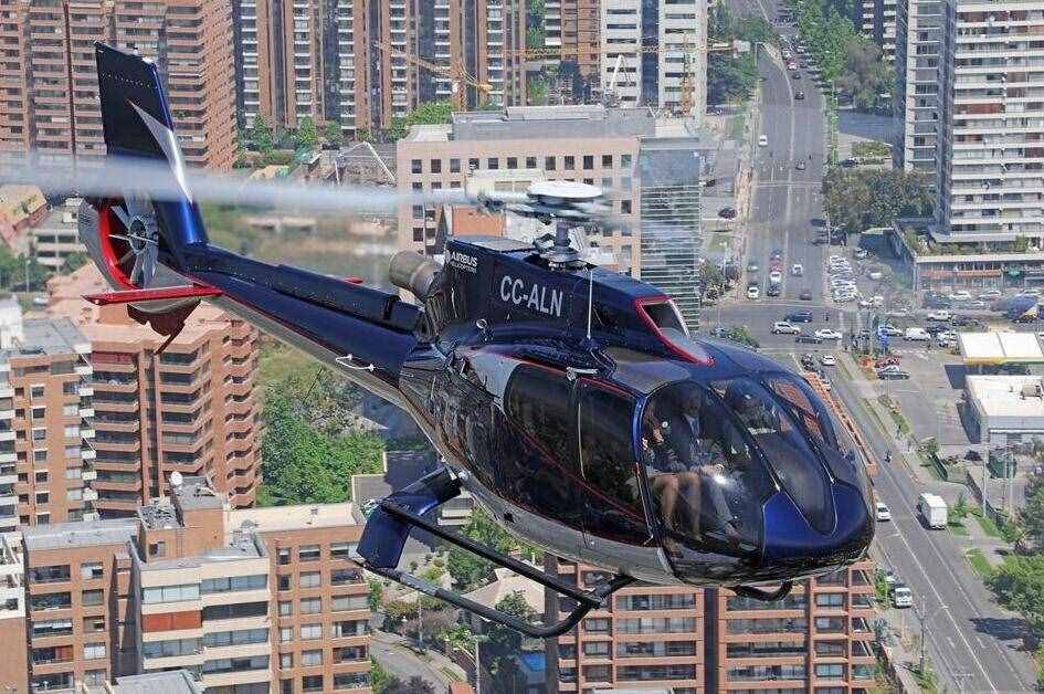 空客生产的这款直升机价值2千多万，视野开阔，能坐8个人