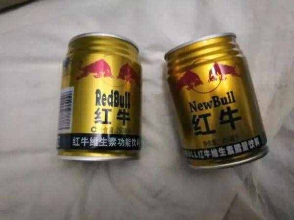 小伙子买了瓶饮料，喝起来味道怪怪的！仔细一看