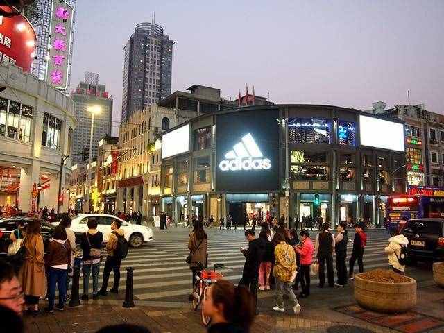 广州人口密度第一大城区，面积33.8平方千米，常住人口100多万人