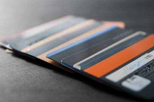一个人最多可以办理多少张信用卡？总额度最高多少？