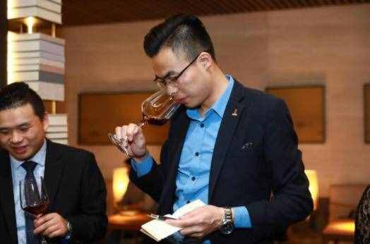 喝红酒时，为什么只倒1/3杯？品酒行家：8成人都是不懂装懂的