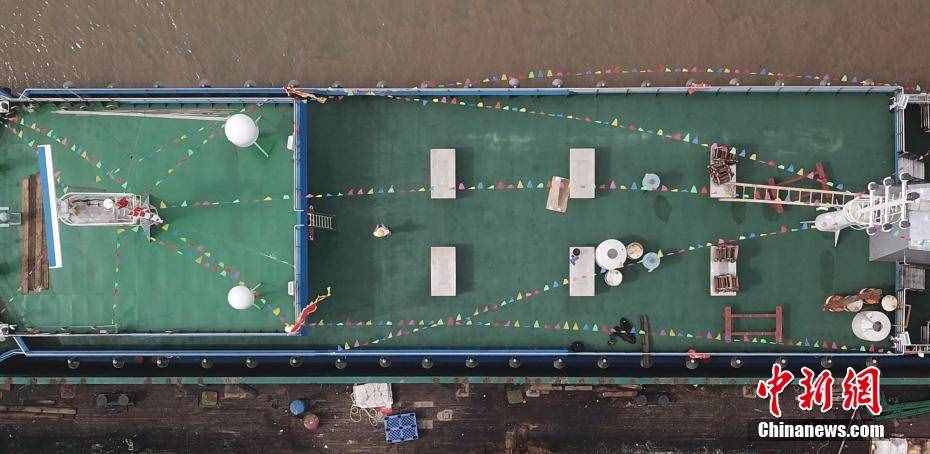 中国最大豪华型钓鱼船在浙江宁波下水 造价达2000万
