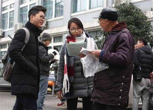 男导师的配偶叫师母，女导师的丈夫咋称呼？“师爹”实在叫不出口