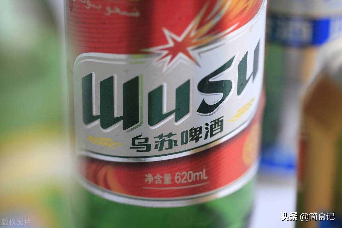 乌苏啤酒，为啥叫“夺命大乌苏”？醉倒才发现，原来答案在酒瓶上