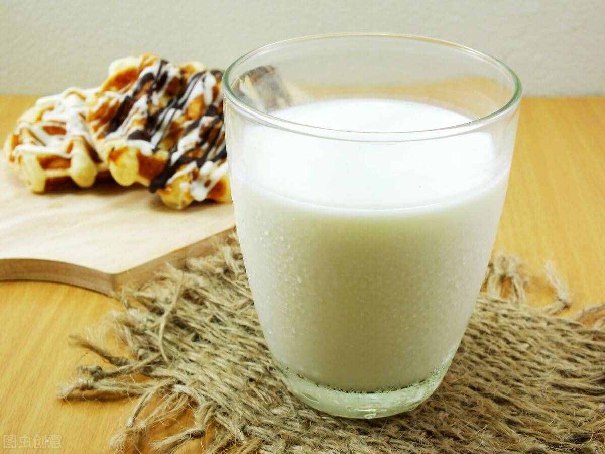 减肥期间，喝全脂肪牛乳与喝脱脂牛乳的区别究竟有多大？