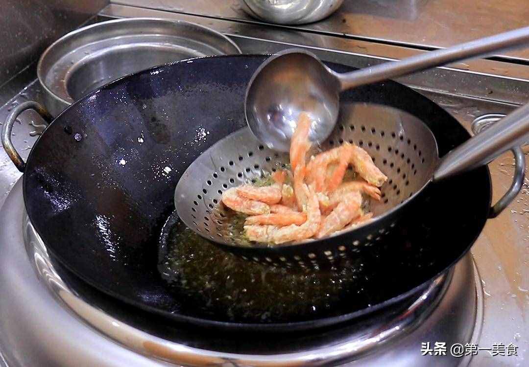 椒盐虾怎么做才好吃？原来做法和诀窍这么简单，外酥里嫩，真解馋