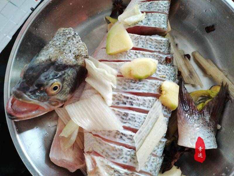 给家人过生日煮碗面，炒两家常菜，蒸条鲈鱼简单又有仪式感