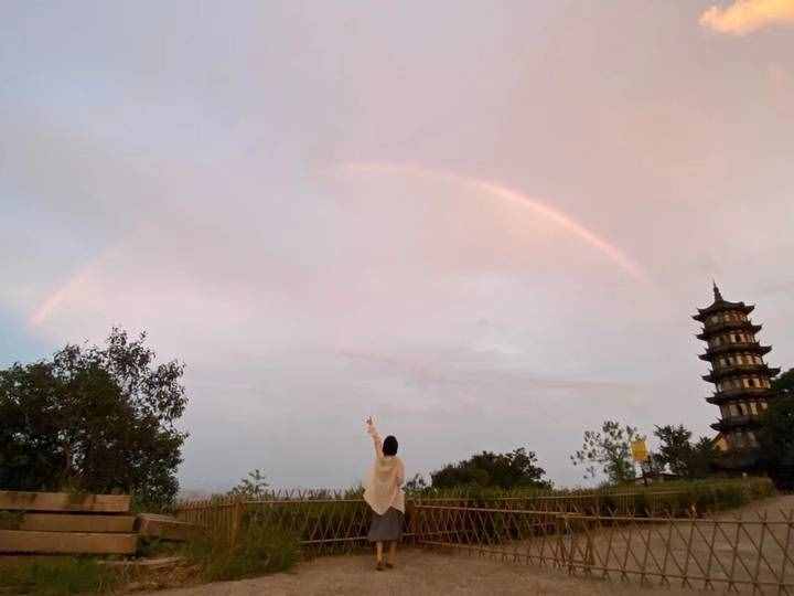 午后一阵太阳雨，杭州超山出现七彩虹！游客惊呼：太幸运了