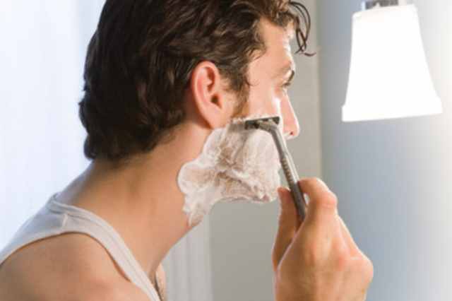 男人刮胡子也有讲究？医生提醒：在这2个时间段，最好别刮胡子