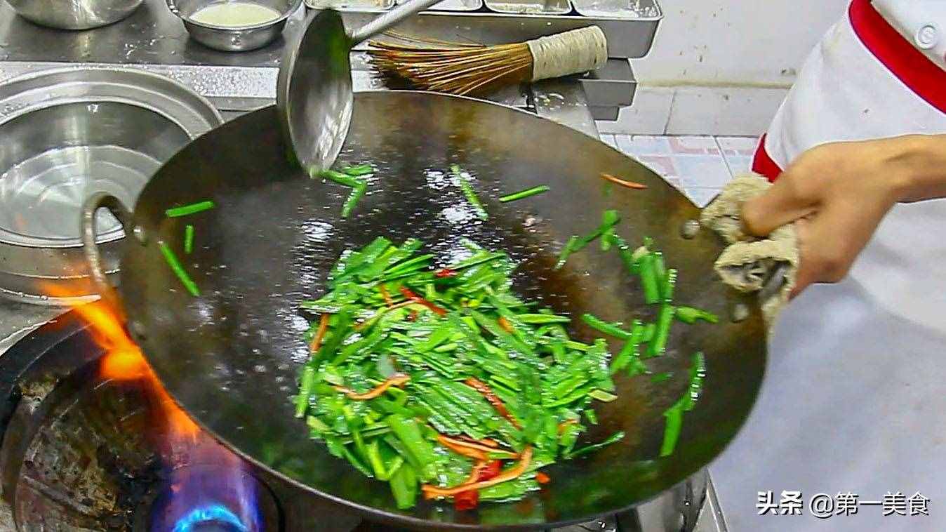 杂粮馒头搭配韭菜一炒，馒头焦香酥脆，韭菜碧绿，一大盘不够吃