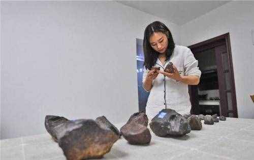 陨石有多昂贵？贵州90后女孩，在新疆5年捡到400公斤陨石