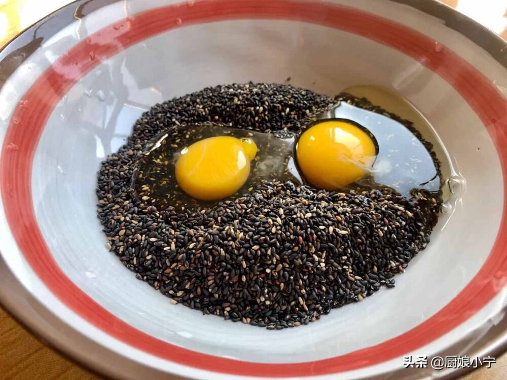 黑芝麻中打入2个鸡蛋，每天吃一个，补钙长大个，头发乌黑气色好