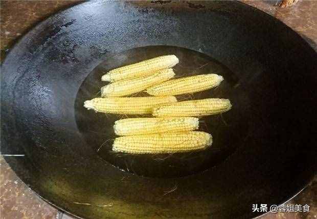 厨娘教你煮玉米，自家种的玉米，只需多加2样东西，味道香甜可口