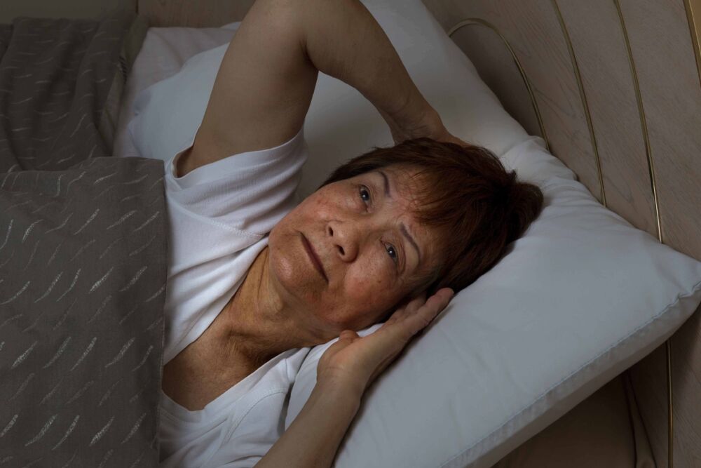 晚上睡觉总是爱出汗，怎么回事？医生：可能跟糖尿病和更年期有关