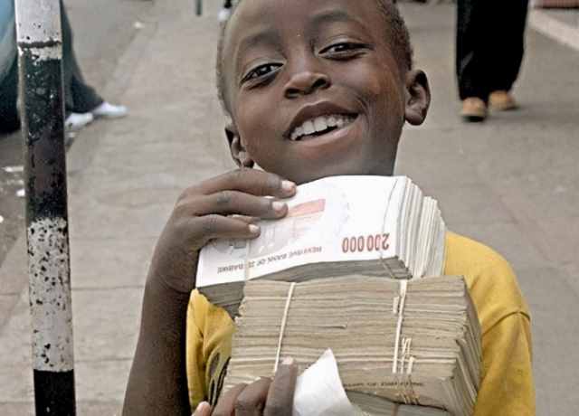 买个鸡蛋几十亿，坐次公交3万亿，为何津巴布韦穷得只剩下钱？