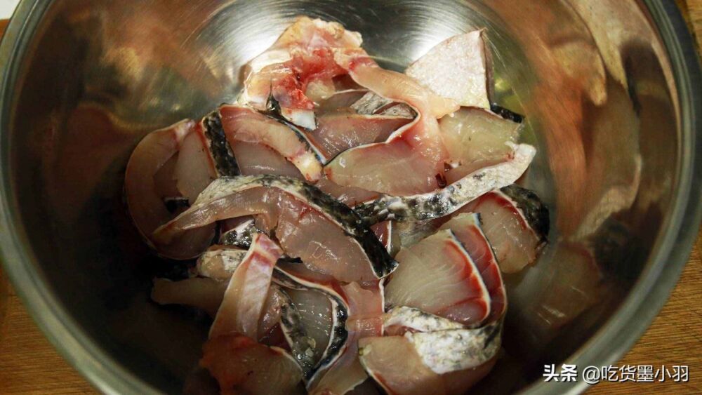 家常酸菜鱼怎么做才好吃？选对鱼，用对油，鱼肉滑爽有弹性，美味