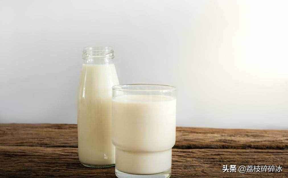 纯牛奶和酸奶哪个更有营养，早上喝还是晚上喝，一起来看看吧