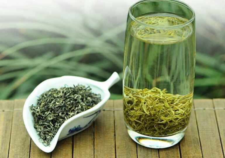 白茶、绿茶、红茶等大茶类，哪种最适合秋冬季节饮用？