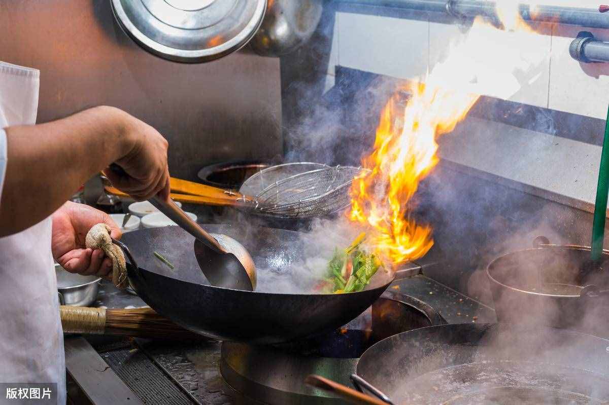 铁锅、铝锅、不锈钢锅，哪种锅炒菜最香？教你炒锅选购小技巧