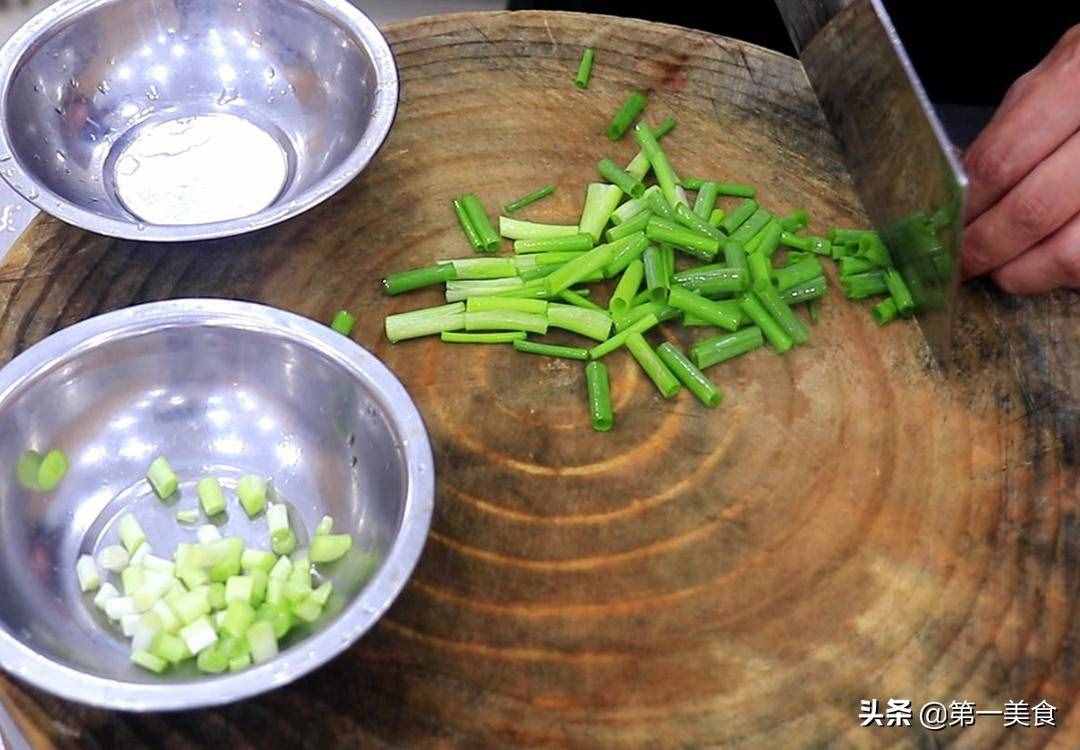 油焖大虾最简单的做法，不油炸照样好吃，肉质鲜嫩可口，皮酥入味