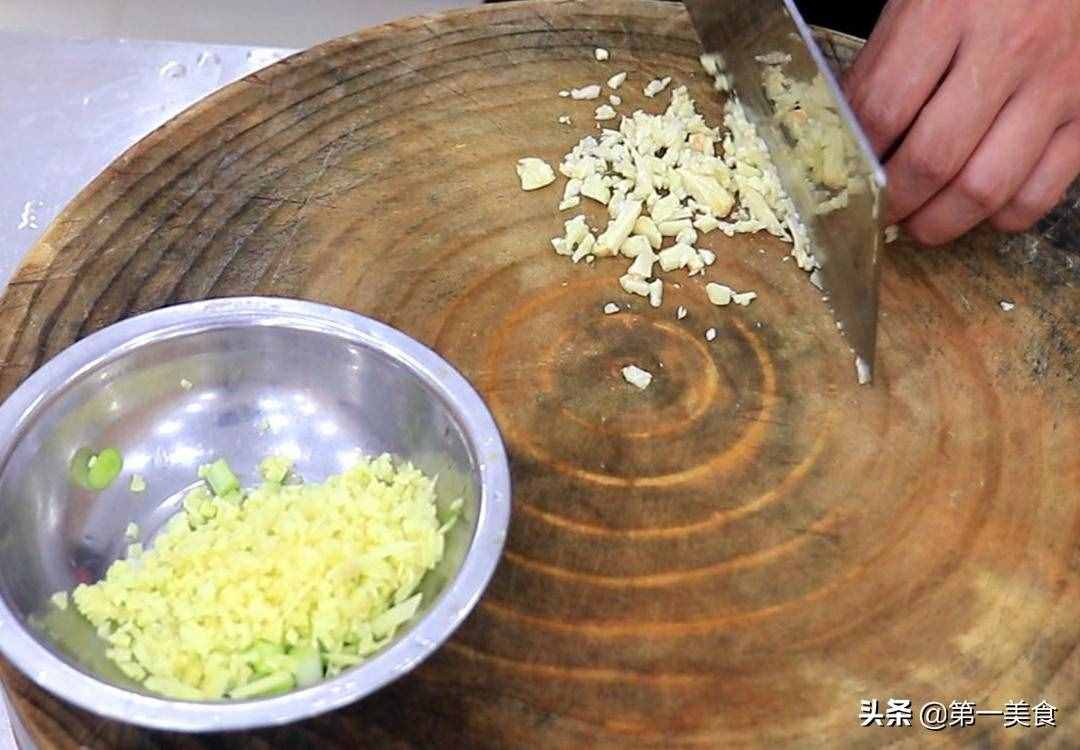 油焖大虾最简单的做法，不油炸照样好吃，肉质鲜嫩可口，皮酥入味