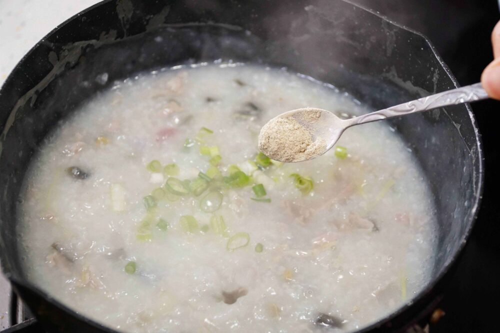 做皮蛋瘦肉粥，用此方法来煲粥，真比卖的还好吃，又香又滑