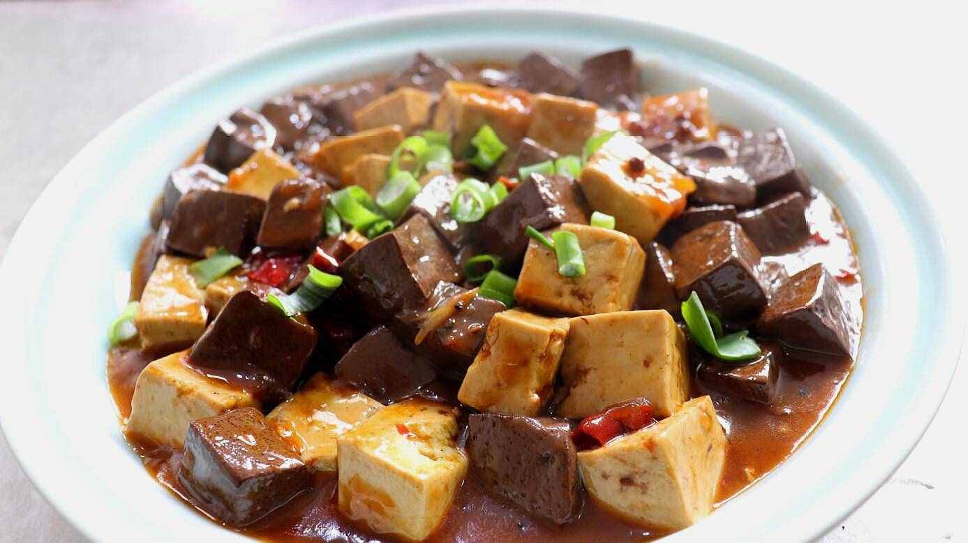 鸭血烩豆腐，一道适合女孩子吃的烩菜，赶紧来了解一下吧