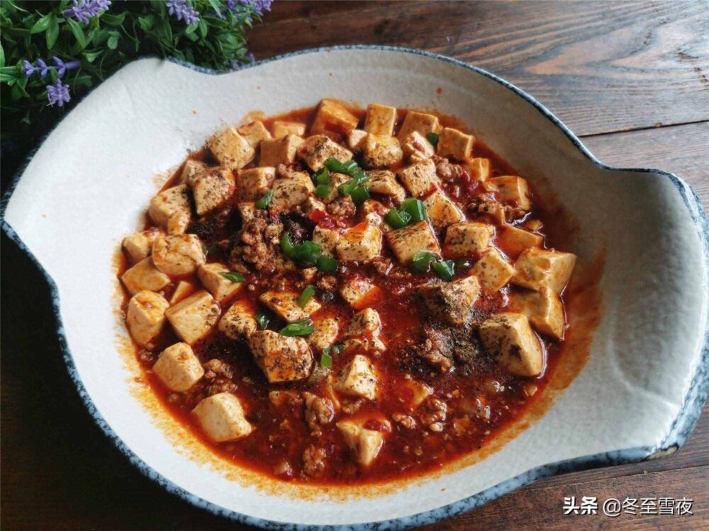 麻辣豆腐的家常做法，教你制作小技巧，豆腐颜色红亮，麻辣开胃