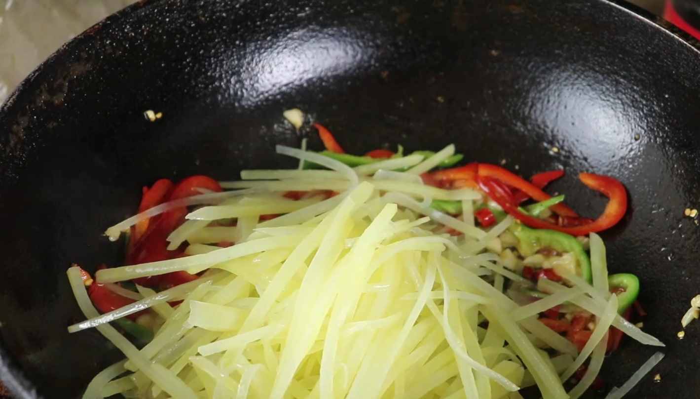 炒土豆丝，切记别直接下锅，多这一步，土豆丝爽脆不夹生