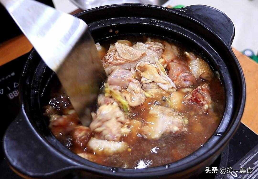 厨师长分享土豆炖鸡家常做法，不焯水直接炒，鲜嫩入味，香辣下饭