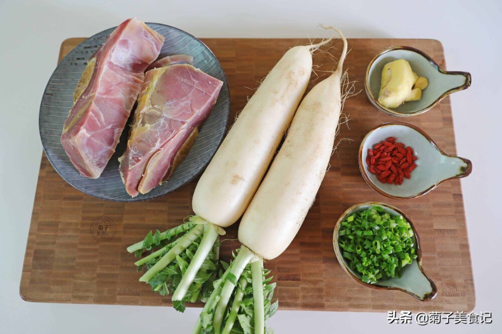 火腿不要只会炒着吃，做成火腿海米萝卜汤，自带咸香，鲜味十足
