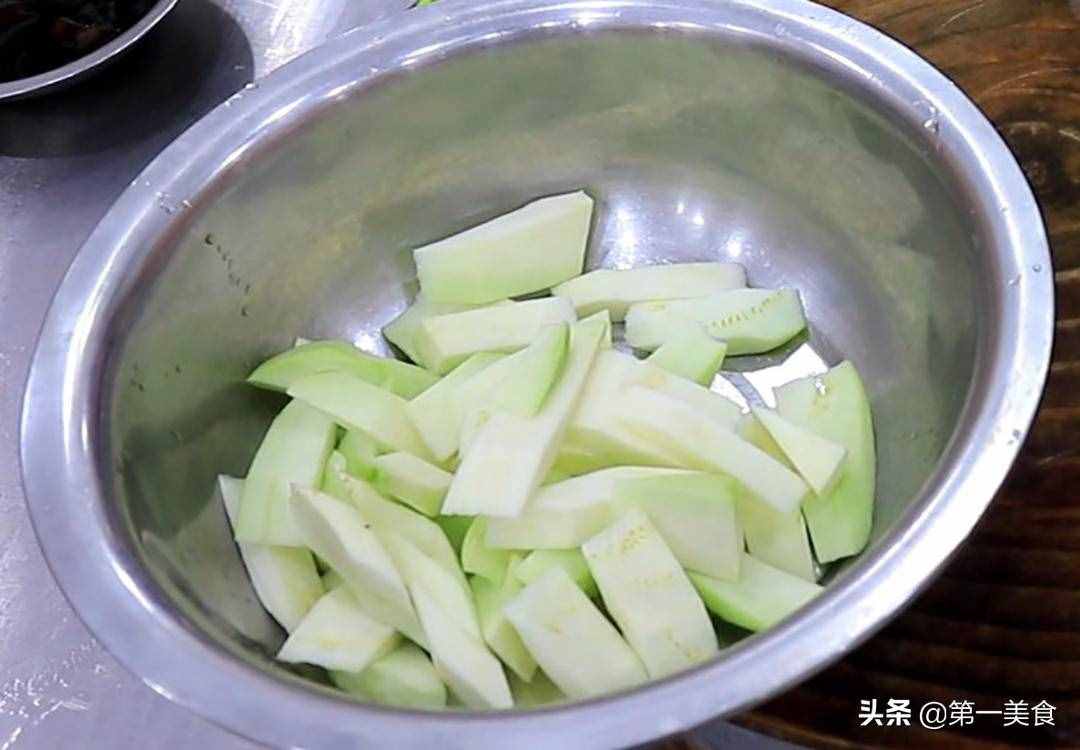 极具特色的家常菜：红烧茄子，外焦里软，香甜可口，比红烧肉还香