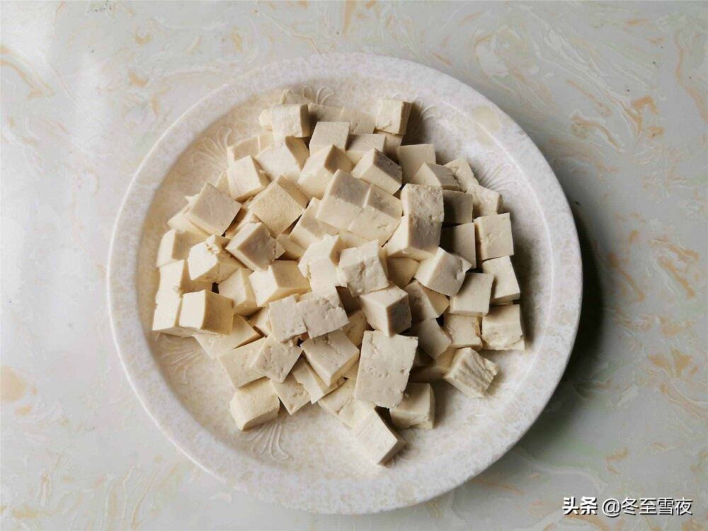麻辣豆腐的家常做法，教你制作小技巧，豆腐颜色红亮，麻辣开胃