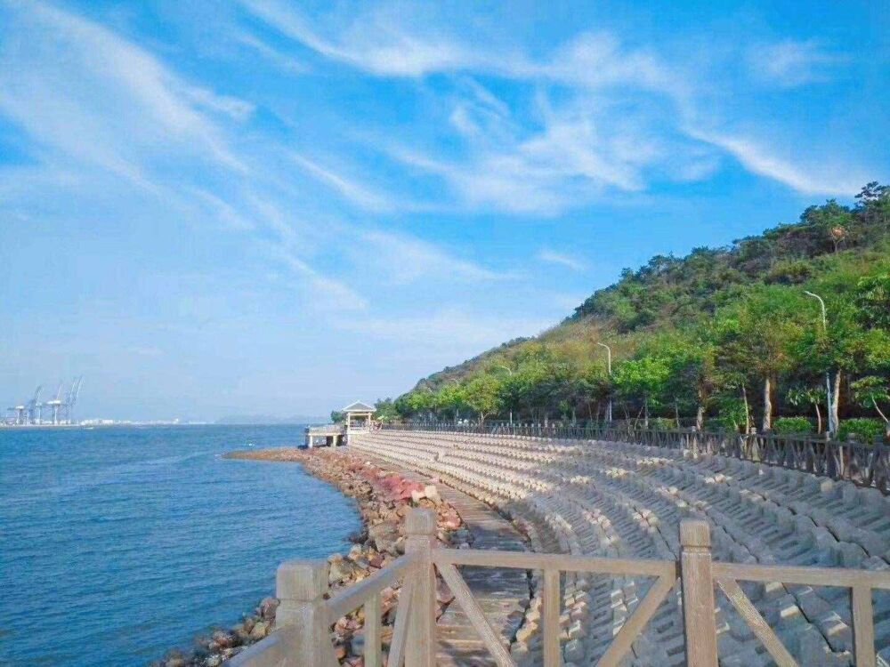 惠深沿海高速公路像珍珠串起粤东最美的海湾，不愧为最美公路