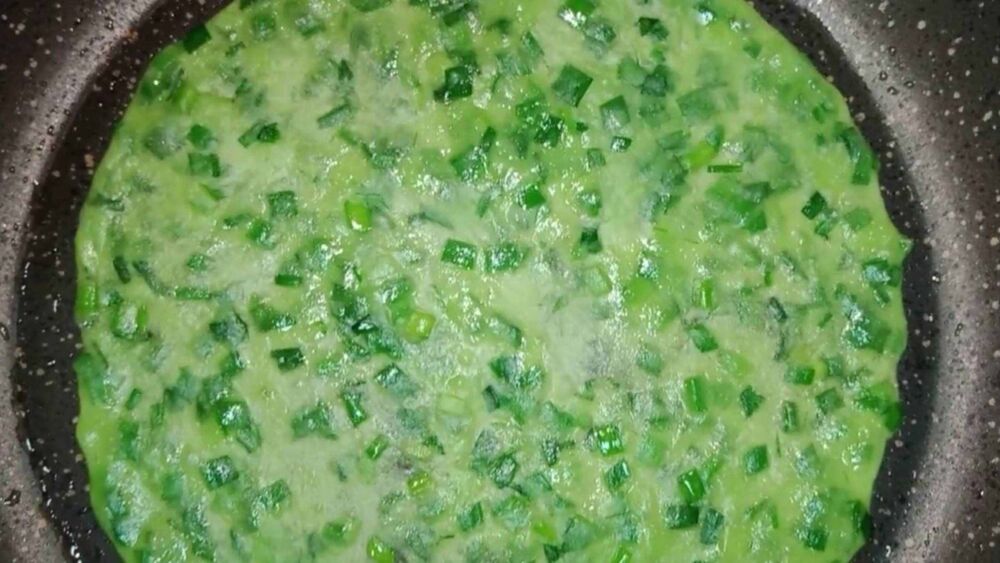 韭菜用这个方法做成韭菜饼，柔软鲜香简单，比韭菜盒子还好吃